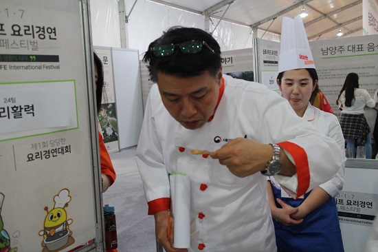 심사위원께서 일품식을 신중하게 맛을