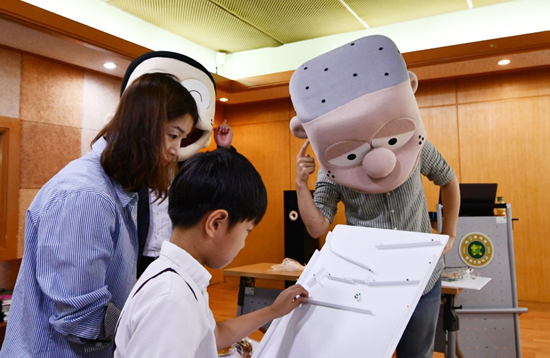 궁금한 점이 많은 조수 맹물이.