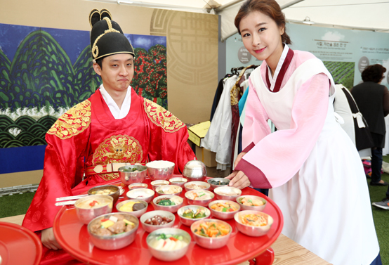 2017 월드 한식 페스티벌(2017 World Hansik Festival)이 28일부터 다음달 15일까지 서울 세종로공원, 한식문화관, 서울시내 50개 레스토랑 등에서 열린다. 사진은 재현된 조선시대 