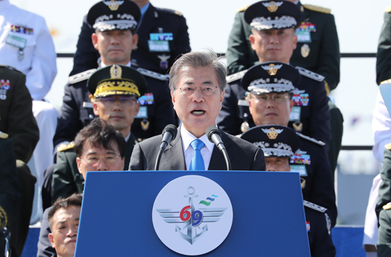 문재인 대통령이 28일 오전 경기도 평택 해군 2함대사령부에서 열린 건군 69주년 국군의날 기념식에 참석해 기념사를 하고 있다. (사진=저작권자(c) 연합뉴스, 무단 전재-재배포 금지)