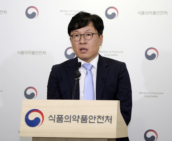 28일 오전 청주시 흥덕구 식품의약품안전처에서 이동희 식약처 바이오생약국장이 생리대 휘발성유기화합물(VOCs) 1차 전수조사 결과를 발표하고 있다. (사진=저작권자 (c) 연합뉴스. 무단전재-재배포금지)