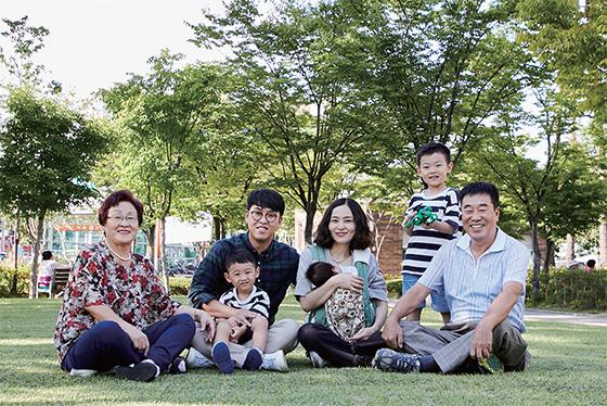 김부원·이소라 씨 부부 가족 삼대가 사는 집. 김 씨 부부는 맞벌이를 하며 서울 은평구에서 부모님, 아이 셋과 함께 살고 있다.