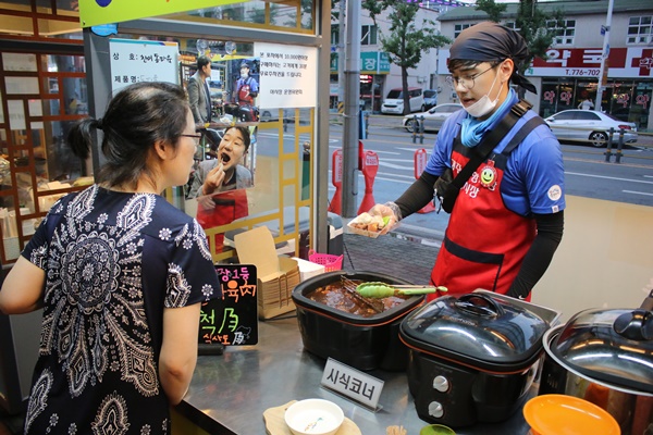 연휴를 맞아 더욱 바빠지길 기대한다는 박찬희 청년상인