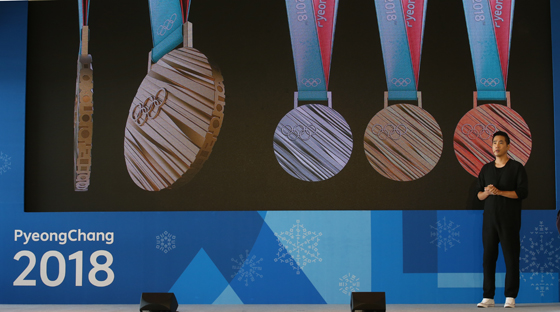 2018 평창동계올림픽 메달을 디자인한 이석우 디자이너. 