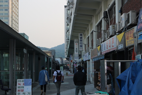 세운상가 3층 공중보행길. 옛 모습이 그대로 남아있다.