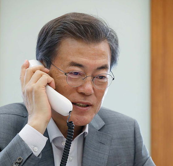 문재인 대통령이 2일 오후 청와대에서 한가위 연휴를 맞아도 명절 없이 근무하는 이들에게 격려 전화를 하고 있다. (사진=청와대)