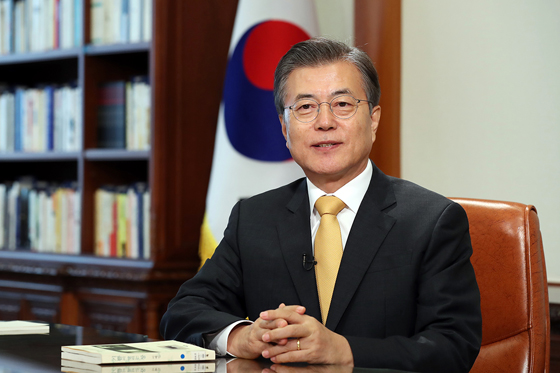 영상 메시지로 추석 인사를 전하는 문재인 대통령. (사진=청와대)