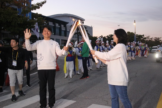 강릉시청에 도착한 성화가 마지막 주자에게 전달되고 있다