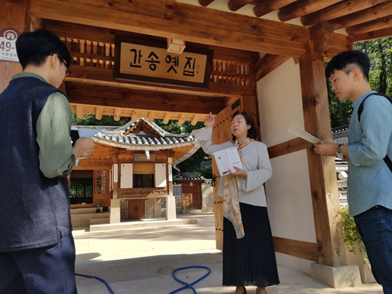 간송 전형필 선생과 간송옛집에 대한 설명을 듣고 있다. 간송옛집은 도봉구청의 지원과 관리를 받고 있다.