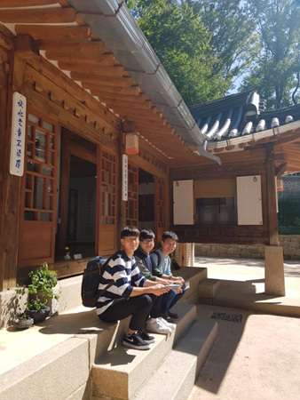 간송옛집의 처마 아래 앉아 선생의 업적을 나누고 있는 임세훈 기자(좌), 이진용 씨(가운데), 전형 기자(우)