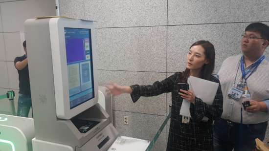 자동체크검역대에 대해 설명하고 있는 김신영 주무관