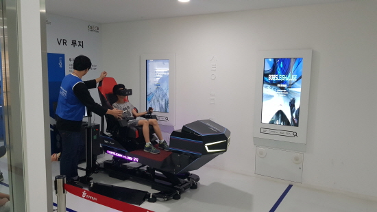 실제 썰매와 유사하게 생긴 기구에 탑승한 채 체험이 진행된다.