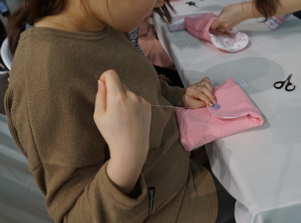 아기를 생각하는 마음으로 만드는 기저귀 파우치에 한땀한땀 정성을. 