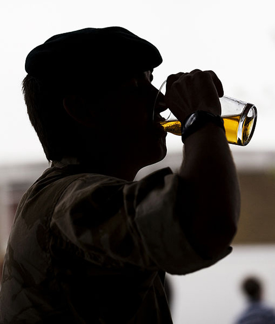 중동에서 근무를 마치고 돌아온 영국 병사가 맥주를 마시고 있다. 전투와 근육, 음주 등은 남성 우월주의를 내포하고 있는 상징들이기도 하다. (사진=영국 육군)