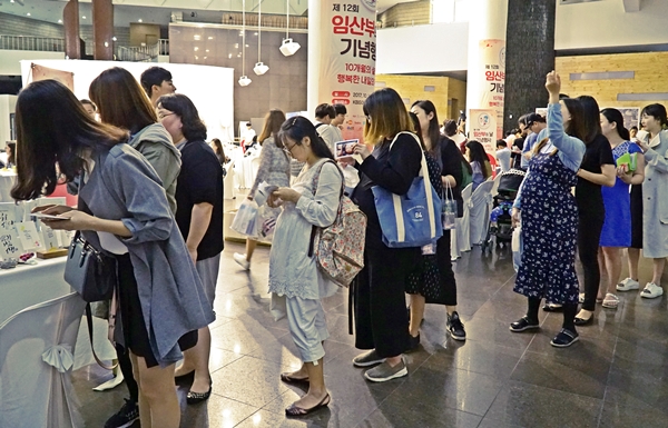 각종 다양한 프로그램에 참여하기 위한 임산부들.