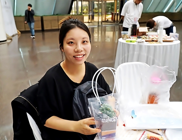  아이와 만날 설렘으로 가득하다는 이정아 씨가 환하게 웃고 있다.
