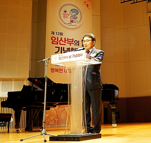 보건복지부 차관은 축사에서 전부처가 통합해 움직여야 해결장안을 찾겠다고 말했다.