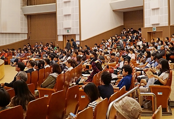 식장을 가득 메운 임산부들.