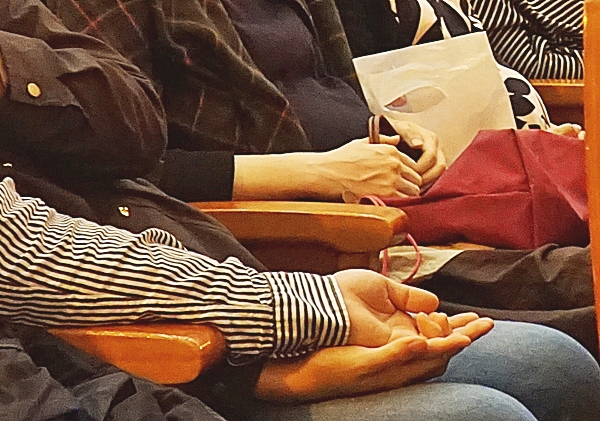 공연 내내 손을 잡은 부부의 모습, 이제는 도와주는 게 아니라 함께 하는 육아.