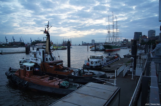 엘베 강 하류에 자리 잡은 함부르크 항구.