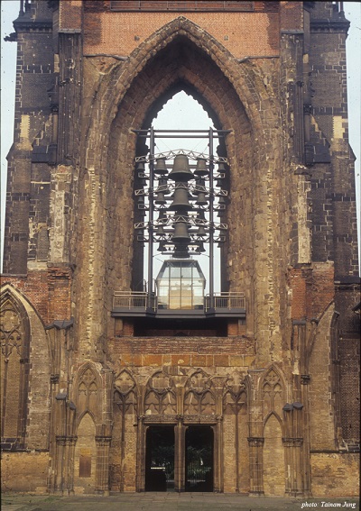 연합군의 폭격으로 파괴된 성 니콜라스 교회의 첨탑 밑 부분. 전쟁의 참혹함을 증언한다.