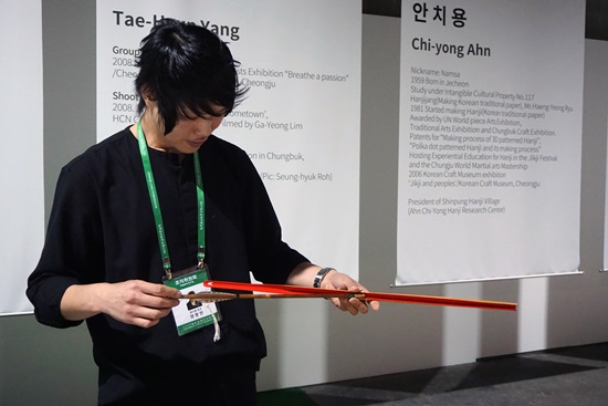 양태형 궁시장을 따라 전통활을 만드는 일을 배우고 있다는 양창언씨가 직접 애기살을 사용하는 방법을 설명하고 있다.