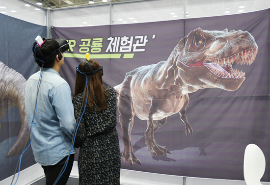 사물과 위치를 추적하는 기술이 결합한 공룡체험 VR.