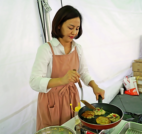 요리연구가 문성실 씨가 부쳐 맛 본 녹두전. 모양은 달라도 재료는 같다.  