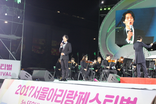 뮤지컬 배우 카이가 열창했다.