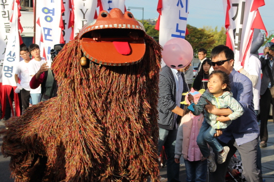 춤추는 북청사자와 북청사자가 신기한 꼬마.