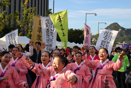 아리랑 노래에 맞춰 흥겹게 춤을 추는 어르신.