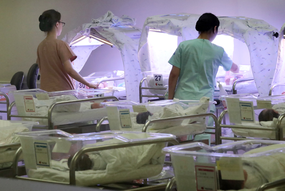 한 산부인과 병원 신생아실에서 간호사들이 신생아를 돌보고 있다. (사진=저작권자(c) 연합뉴스, 무단 전재-재배포 금지) 