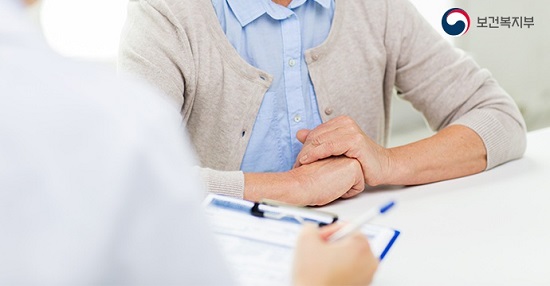 이번 달부터 최대 60% 수준인 중증 치매환자의 의료비 본인부담률은 산정 특례를 적용받아 10%로 인하된다. 