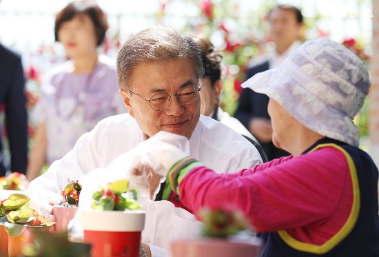 6월 2일 오전 문재인 대통령이 서울 강남구 국민건강보험 서울요양원에서 열린 