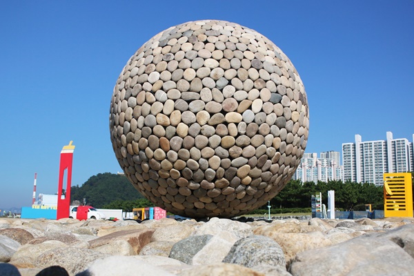 강인구 작가의 작품 <바위, 바다를 만나다>, 완벽한 구체가 묘한 만족감을 선사했던 작품이다