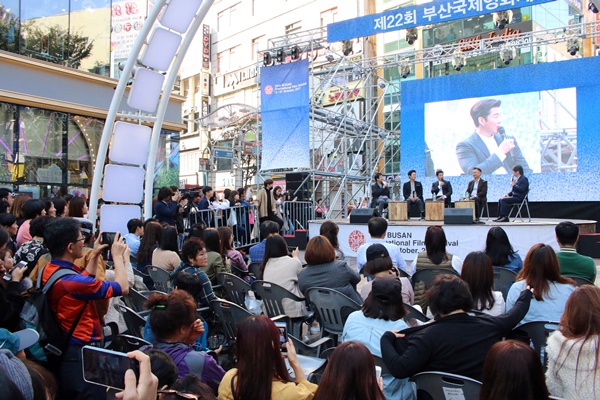 많은 시민들의 관심을 받은 영화 <범죄도시> 감독 & 출연진의 토크콘서트