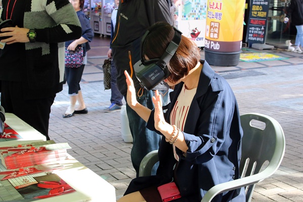 VR로 체험하는 부산국제영화제, 추억의 영화소품, 영화관련 도서 판매 등 다채로운 행사들을 즐겼다