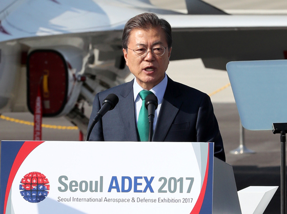 문재인 대통령이 17일 오전 성남 서울공항에서 열린 ‘서울 ADEX 2017’ 국제 항공우주 및 방위산업 전시회 개막식에서 축사를 하고 있다. (사진=저작권자(c) 연합뉴스, 무단 전재-재배포 금지)