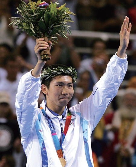 2004년 아테네올림픽 탁구 개인전에서 우승한 유승민이 관중들의 환호에 손을 들어 답례하고 있다.(사진=저작권자(c) 연합뉴스, 무단 전재-재배포 금지)