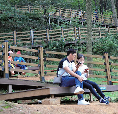 계족산 초입 이곳저곳엔 나무 벤치와 데크길이 있다. 가족과 함께하는 쉼터이자 산책길이다.