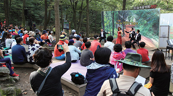 계족산 숲 속에선 남녀노소 누구나 즐길 수 있는 음악회와 공연이 펼쳐진다.