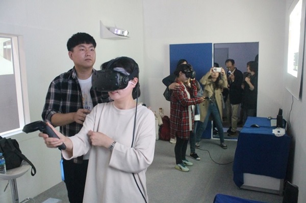 안내자의 도움을 받아 VR 체험하는 시민들.