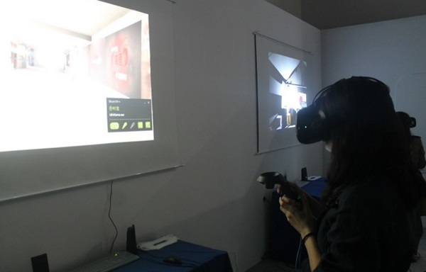 다부동전투를 VR로 체험하는 시민들.
