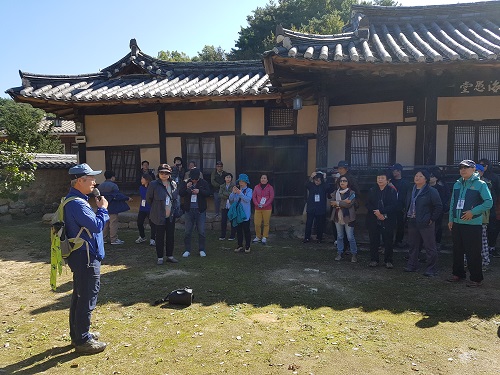 강구율 교수와 무섬마을 해우당 고택에서.