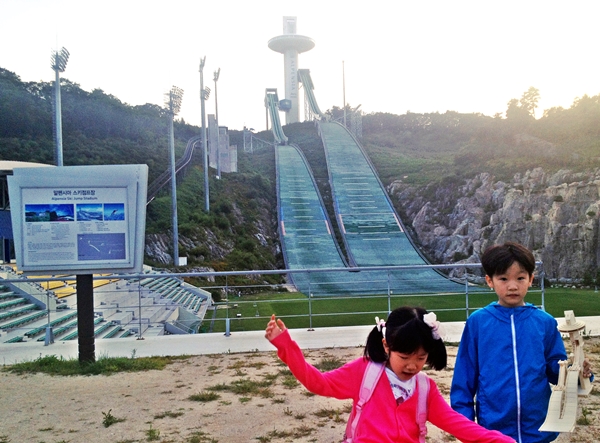 4년 전, 평창 알펜시아 스키점프대 앞.