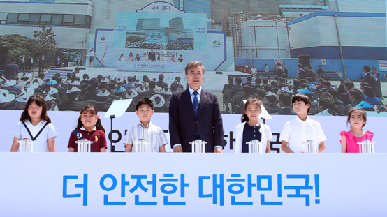 지난 6월 19일 부산 기장군 고리원전 고리1호기 영구정지 선포식에서 문재인 대통령이 어린이들과 함께 영구정지 터치버튼을 누르고 있다. <저작권자(c) 연합뉴스, 무단 전재-재배포 금지>
