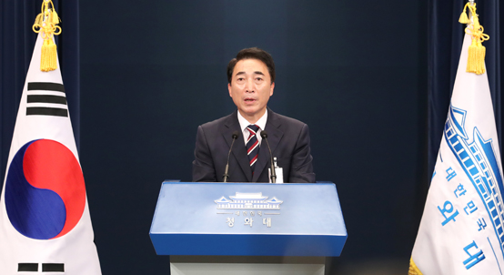 박수현 청와대 대변인이 22일 오후 춘추관 대브리핑실에서 신고리 5·6호기 공론화위원회 결과에 대한 대통령 입장문을 낭독하고 있다. <저작권자(c) 연합뉴스, 무단 전재-재배포 금지>
