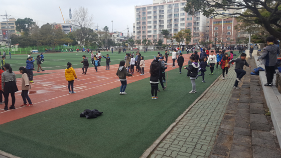 등교 후 걷기활동에 참여하고 있는 신제주초등학교 학생들의 모습.