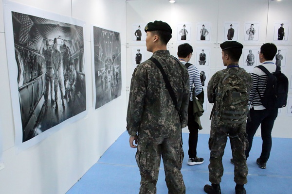 바로 뒷편에서 진행된 공군 화보 사진전