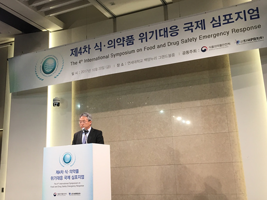미래 식의약품 위기 커뮤니케이션의 발전을 기대하는 김장열 식약처 소비자위해예방국장의 개회사